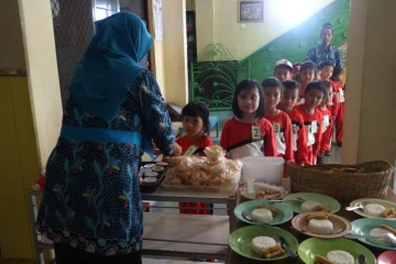 Kegiatan Disiplin sejak Dini 1 antri_jajan
